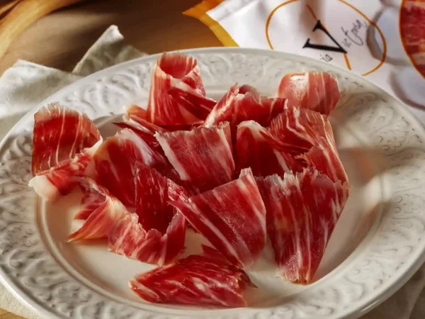 Jamón Premium Esencia Victoria в комплекте с мясным ассорти и сыром