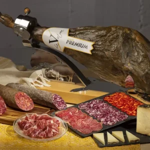 Jamón Premium Esencia Victoria в комплекте с мясным ассорти и сыром