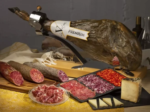 Jamón Premium Esencia Victoria в комплекте с мясным ассорти и сыром